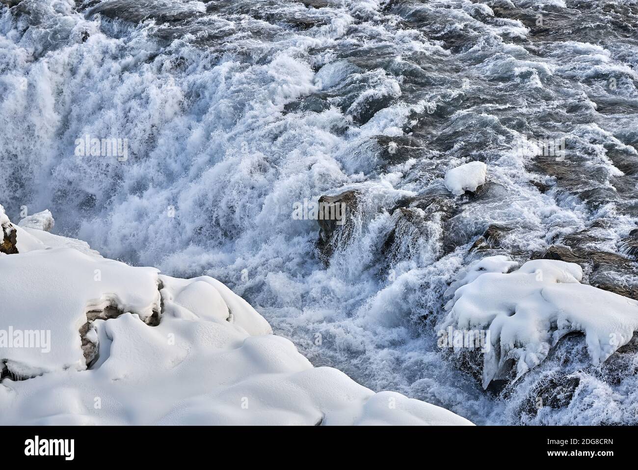 Paesaggio islandese con fiume ruvido Foto Stock
