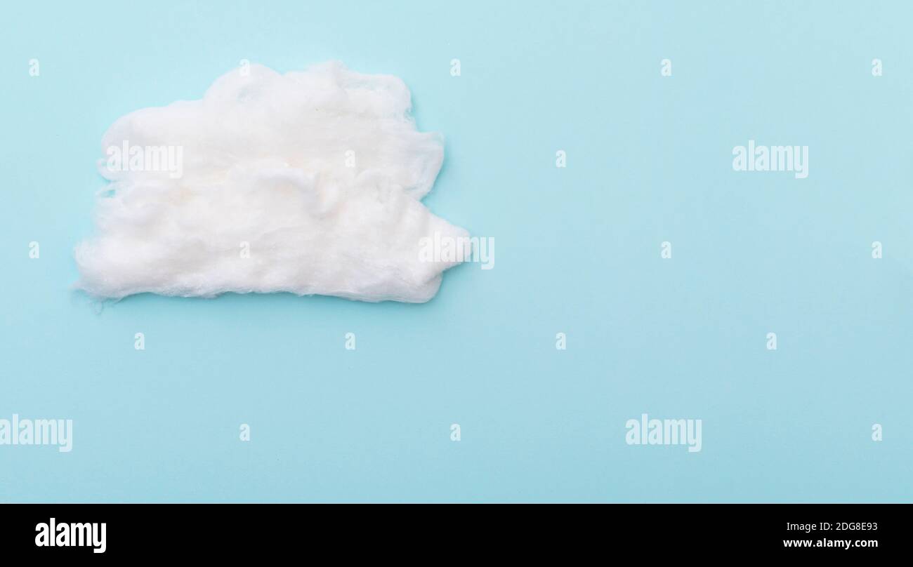 Cumulus nuvole di lana di cotone su superficie blu, layout per idee, spazio per il testo Foto Stock