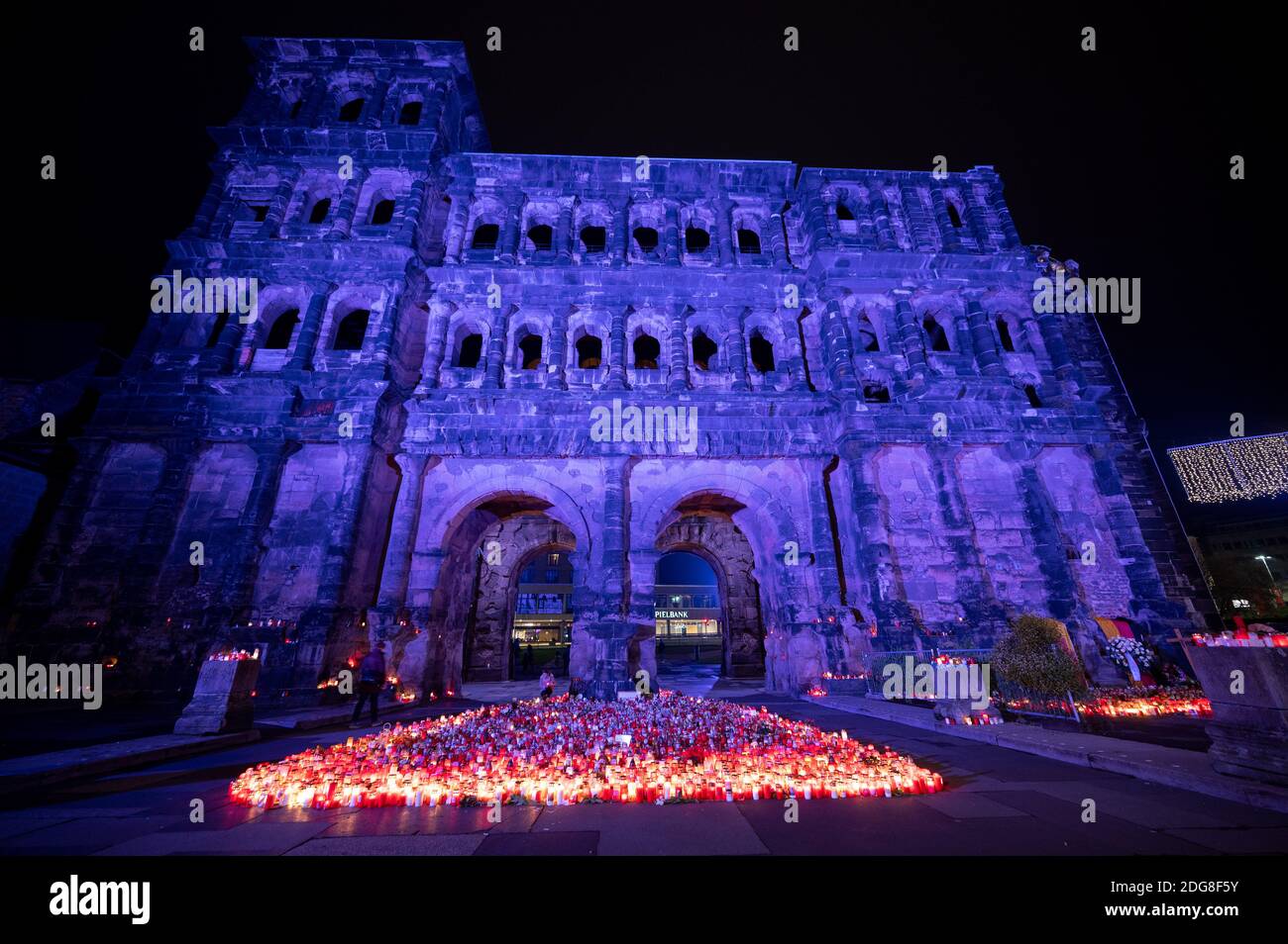 Treviri, Germania. 07 dicembre 2020. Una settimana dopo l'assassinio di un driver con cinque morti, davanti a porta Nigra si bruciano anche numerose candele. Il lutto continua ad essere presente. Una settimana dopo l'assassinio di un autista che ha eseguito amok con cinque morti, il lutto continua ad essere presente nella città. Credit: Harald Tittel/dpa/Alamy Live News Foto Stock