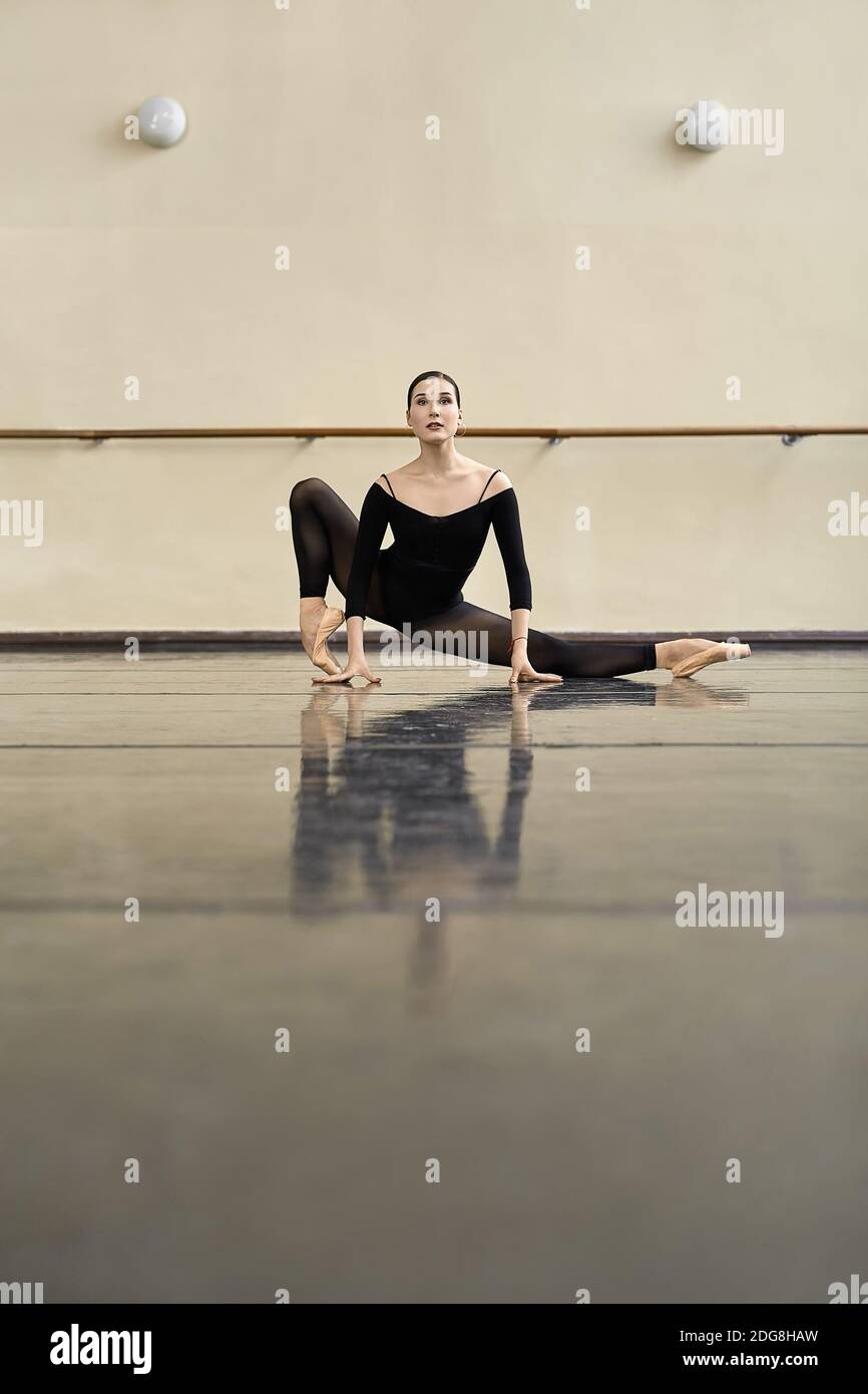 Ballerina in posa in sala da ballo Foto Stock