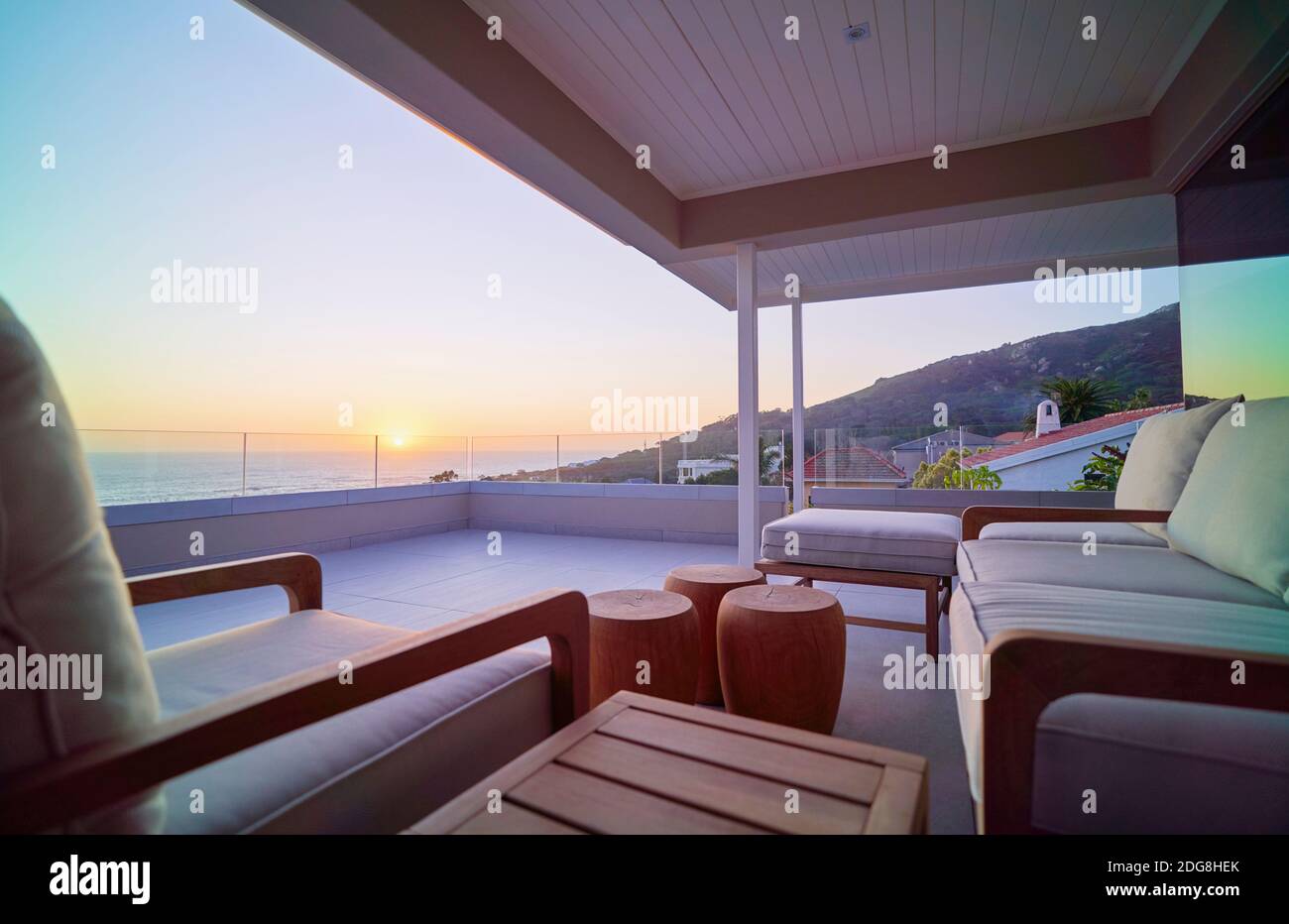 Vista panoramica dell'oceano al tramonto dal balcone di una lussuosa casa Foto Stock
