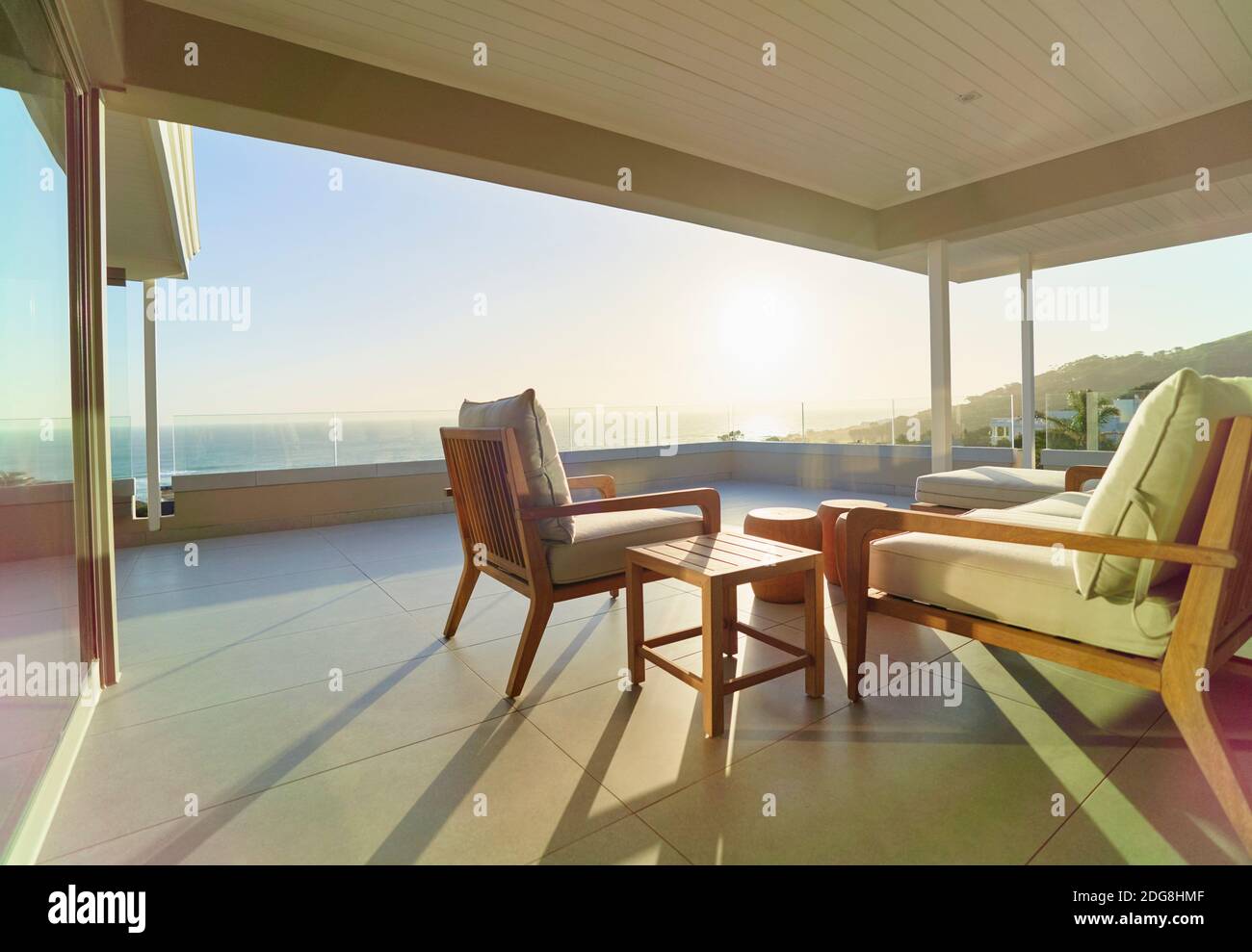 Vista panoramica dell'oceano al tramonto dal balcone di una lussuosa casa Foto Stock