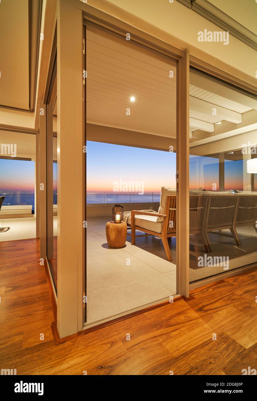 Vista panoramica dell'oceano al tramonto dal balcone di una lussuosa casa Foto Stock