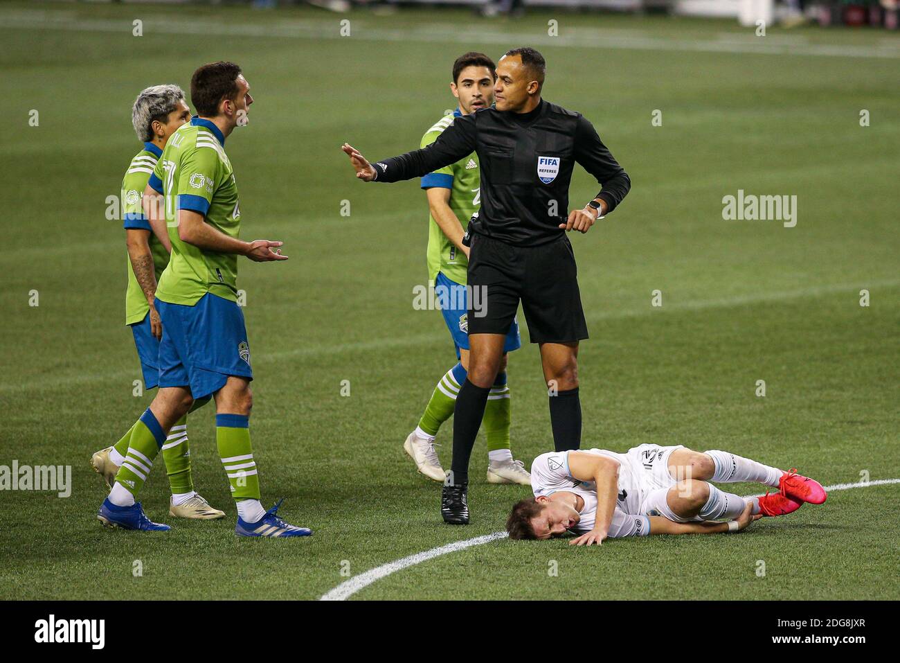 Il difensore dei Seattle Sounders Shane o'Neill (27), Raul Ruidiaz (9) e il centrocampista Alex Roldan (16) reagiscono al centrocampista del Minnesota, Ethan Finl Foto Stock