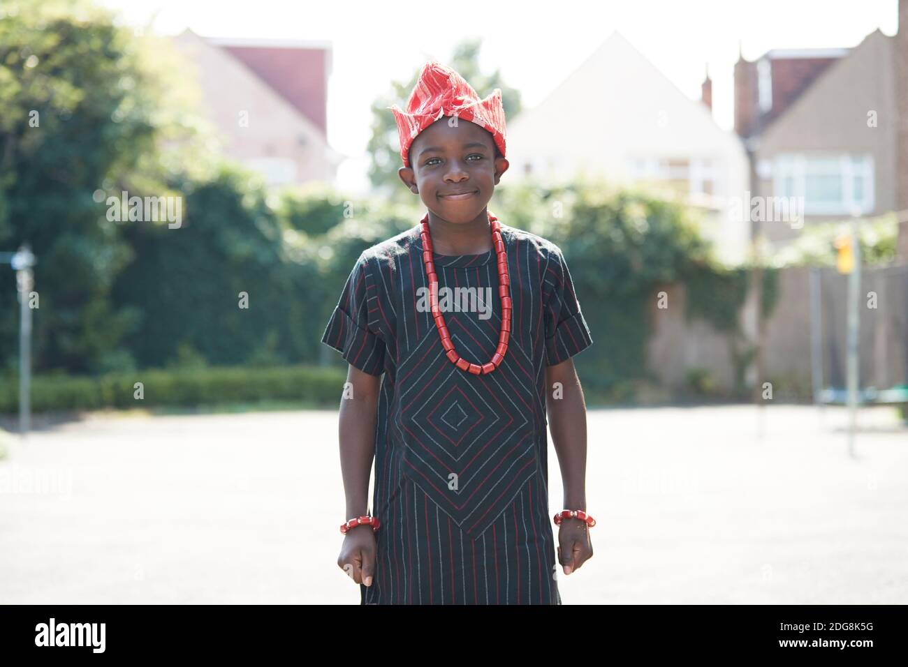 Ritratto ragazzo fiducioso in abiti tradizionali africani Foto Stock
