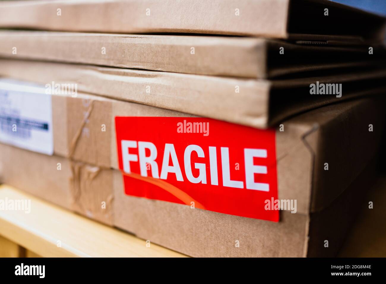 Scatola di cartone chiusa con adesivo fragile Foto Stock