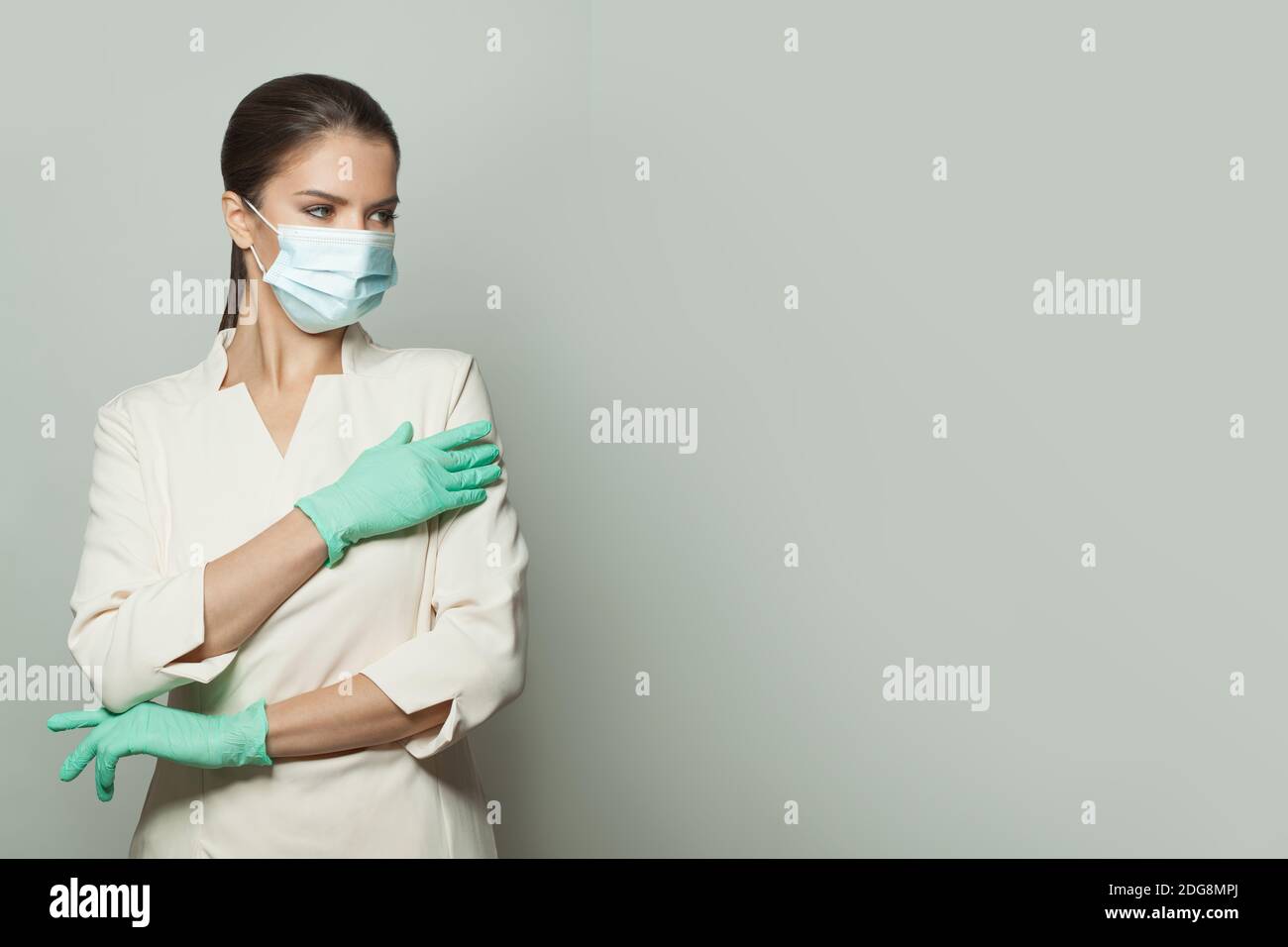 Dottore donna in piedi su sfondo banner bianco. Concetto di medicina Foto Stock
