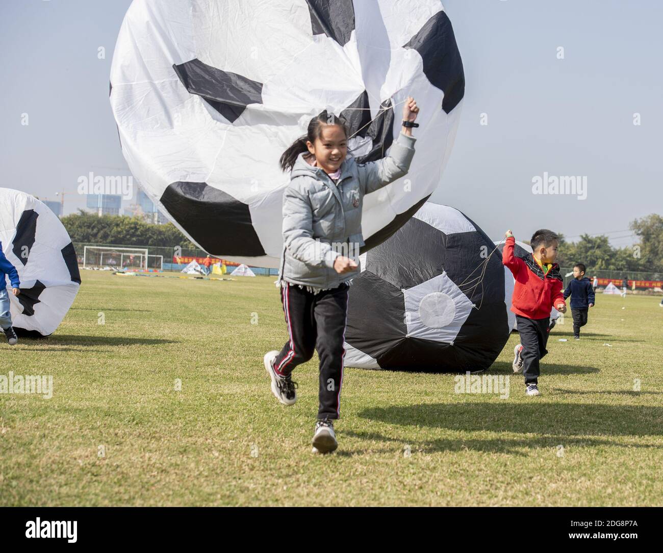 Wuzhou, Wuzhou, Cina. 8 Dic 2020. Guangxi, CINA-l'ottavo torneo di Wuzhou Kite Invitational si è tenuto alla base di addestramento sportiva di Wuzhou nella provincia di Guangxi il 6 dicembre 2020.si comprende che l'ottavo torneo di Wuzhou Kite Invitational è diviso in città e fuori. Nella città partecipano 163 squadre, tra cui 84 unit team e 79 family team, con quasi 500 atleti.venti squadre professionali di Pechino, Hubei, Hebei, Jiangsu e Liaoning sono state invitate a partecipare al concorso.ci sono acrobazie, aquiloni professionali e aquiloni creativi Foto Stock