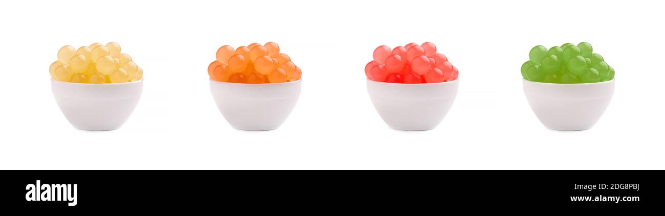 Mescolare le perle di tapioca per il tè delle bolle isolato su sfondo bianco. Perle di tapioca in ciotola. Foto Stock