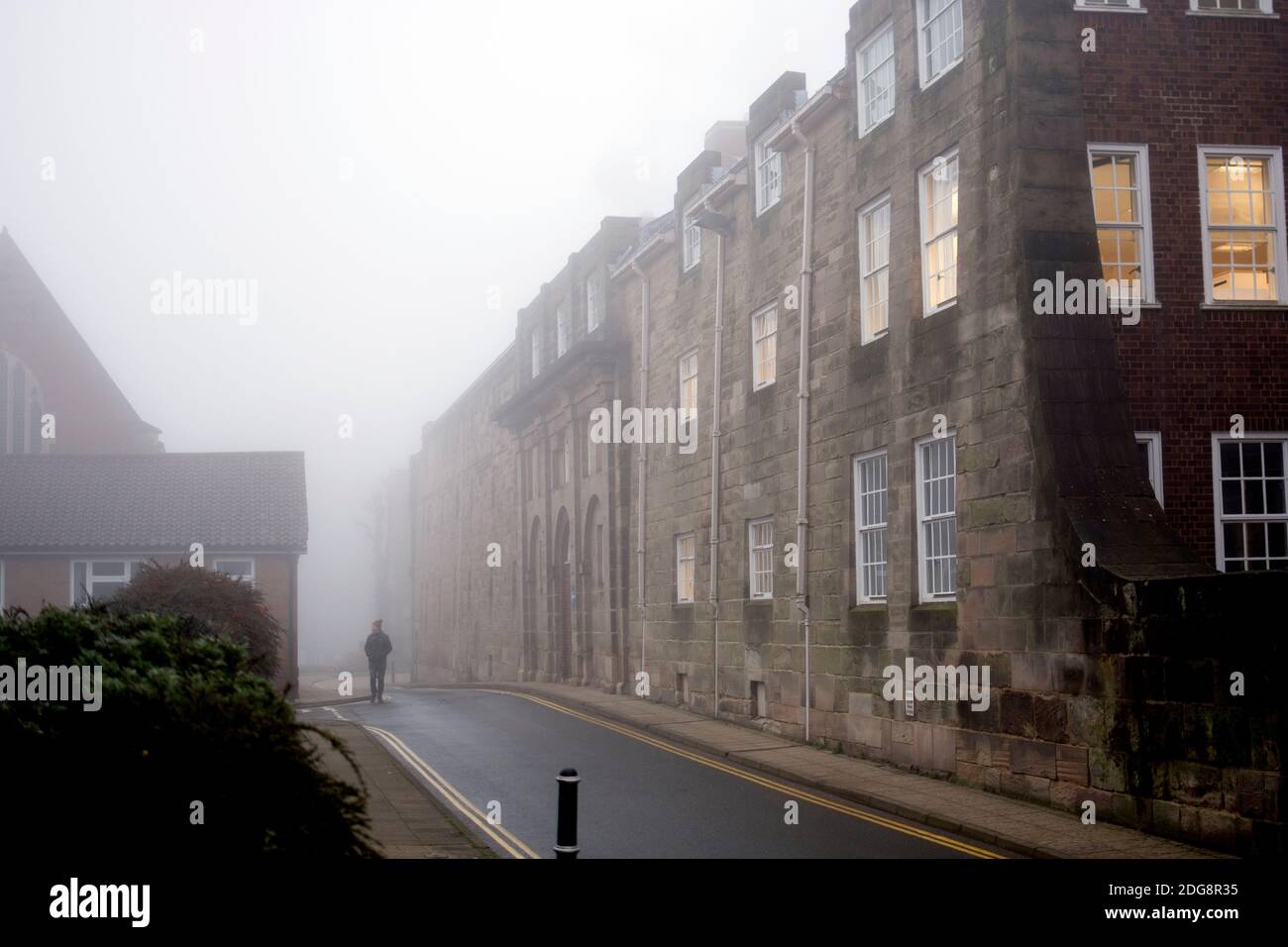 Barrack Street in un giorno di inverno foggy`s, Warwick, Regno Unito Foto Stock