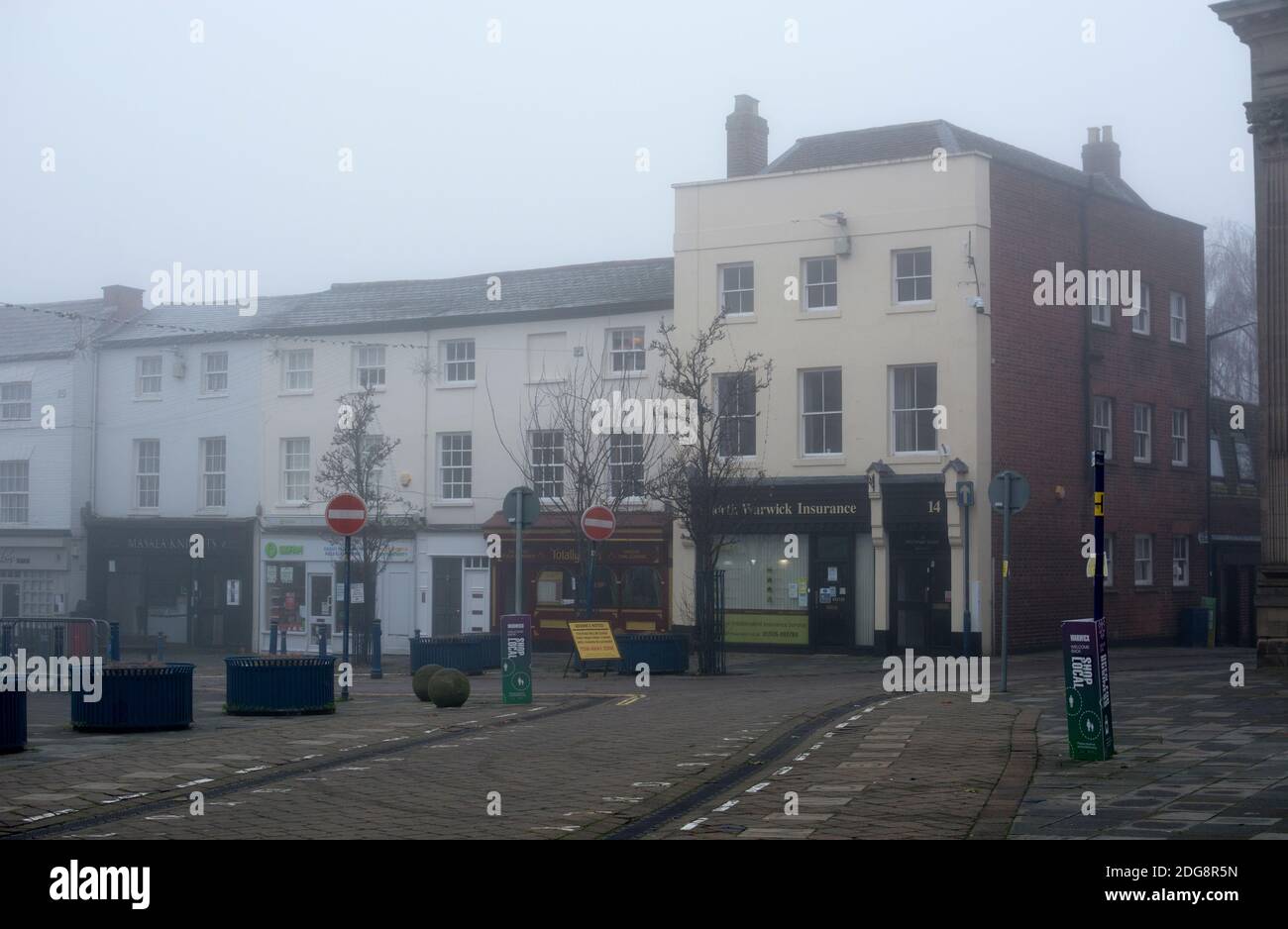 Mercato in un giorno di inverno foggy`s, Warwick, Regno Unito Foto Stock