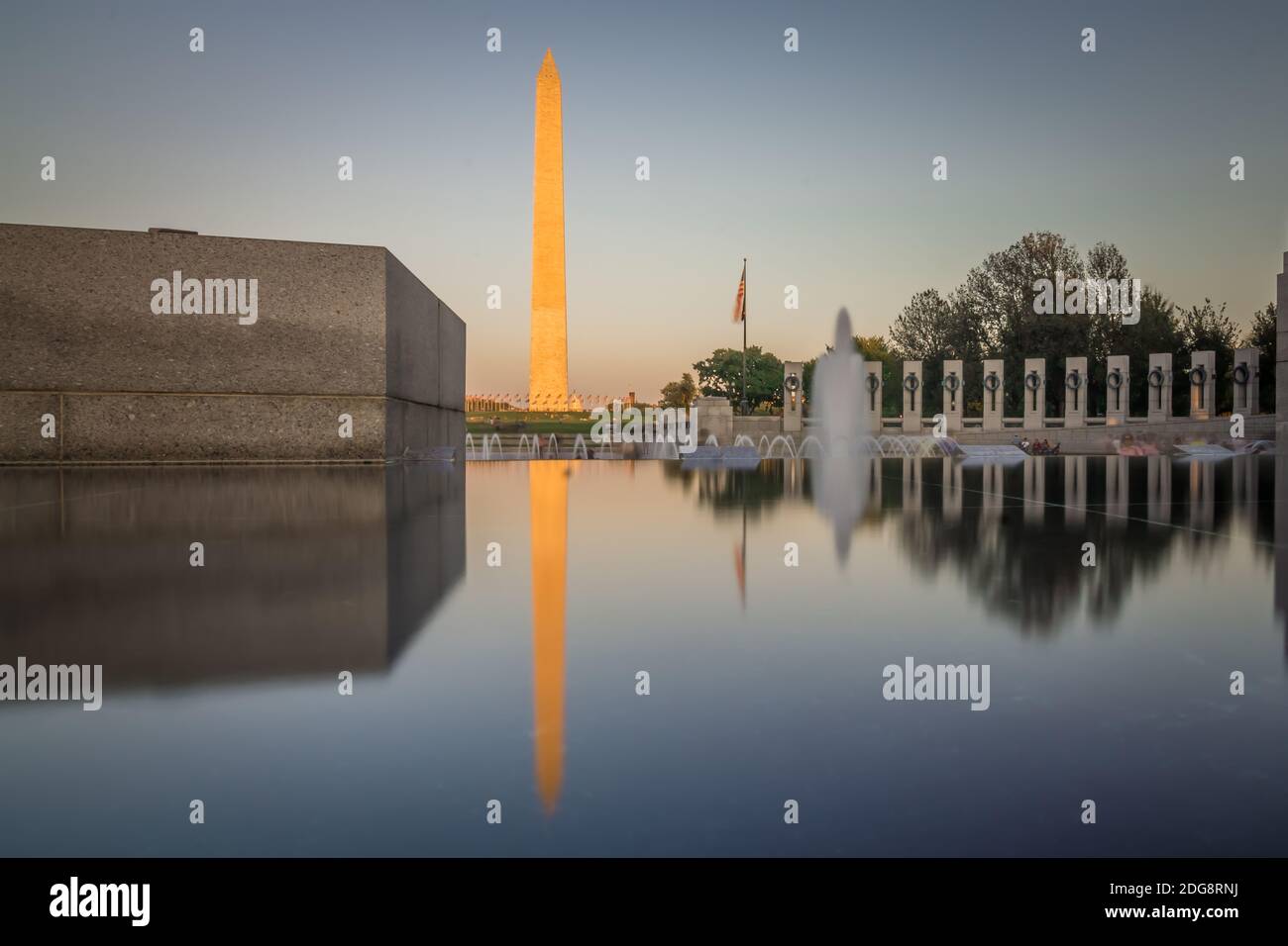 La torre commemorativa di Washington si riflette in una piscina riflettente al tramonto Foto Stock