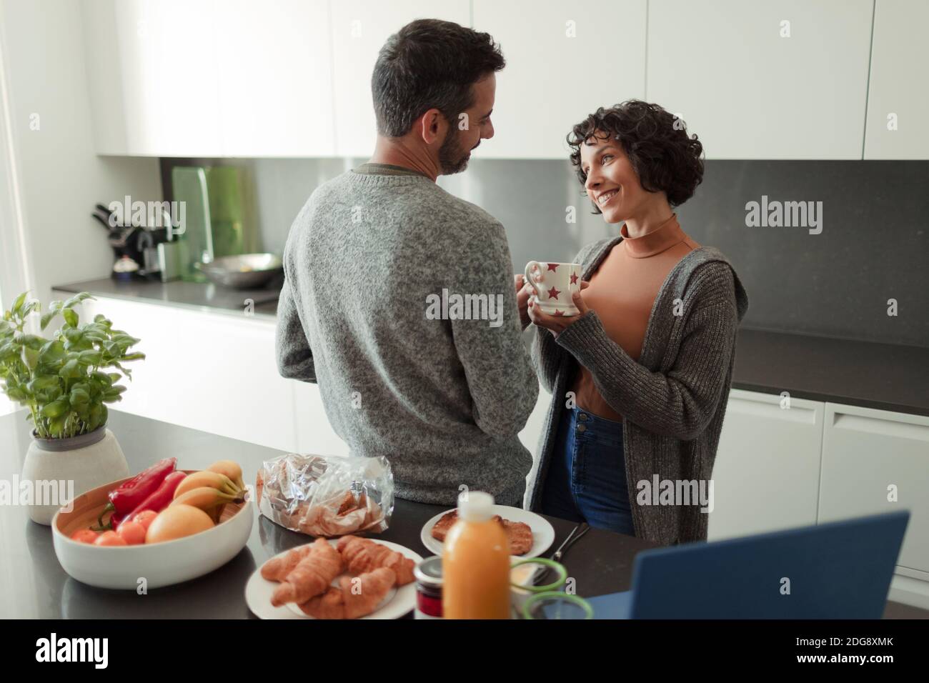 Buona coppia gustando la colazione e il caffè nella cucina del mattino Foto Stock