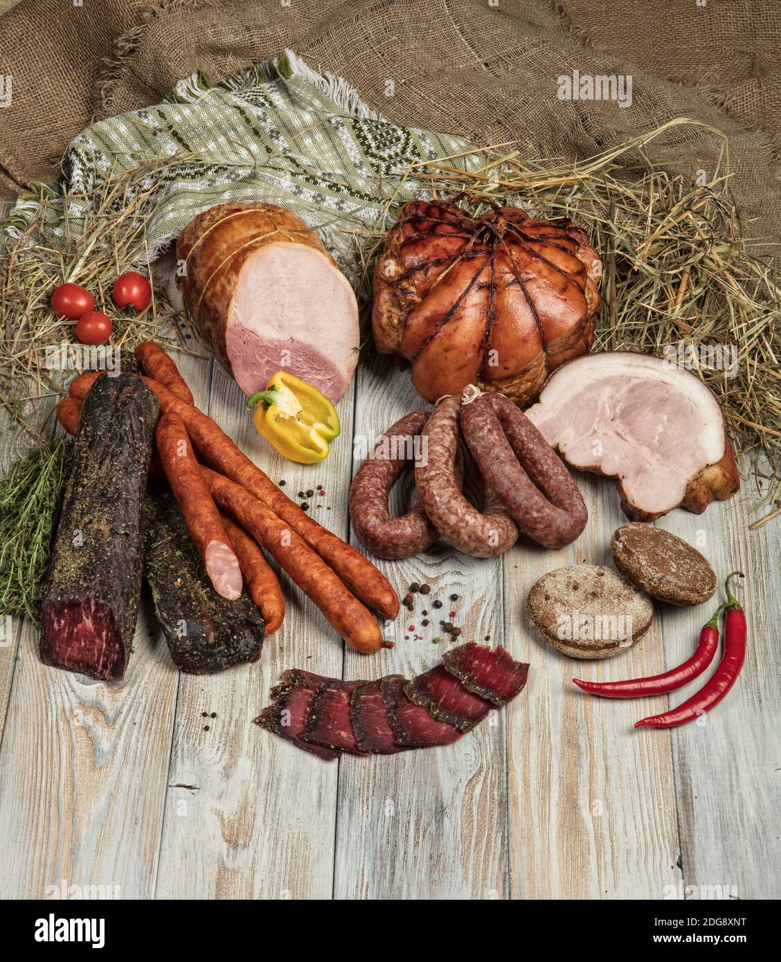 Il prosciutto e le verdure su un vecchio sfondo di legno Foto Stock