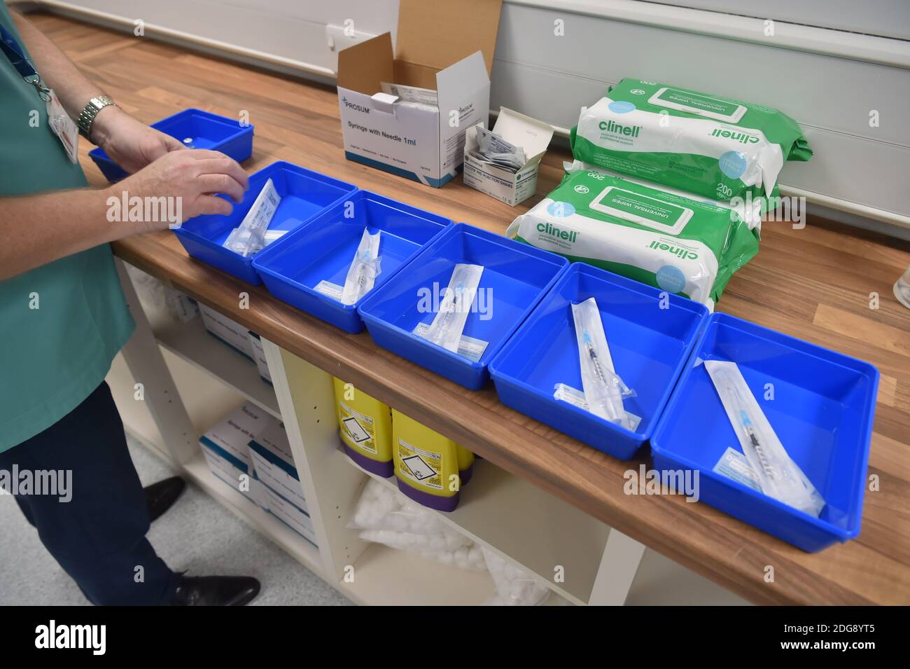 Un'infermiera si prepara a somministrare i vaccini Pfizer/BioNTech Covid-19 in un centro di vaccinazione di Cardiff, il primo giorno del più grande programma di immunizzazione della storia del Regno Unito. I lavoratori domestici di cura, il personale di NHS e la gente di età 80 ed oltre hanno cominciato a ricevere il jab questa mattina. Foto Stock