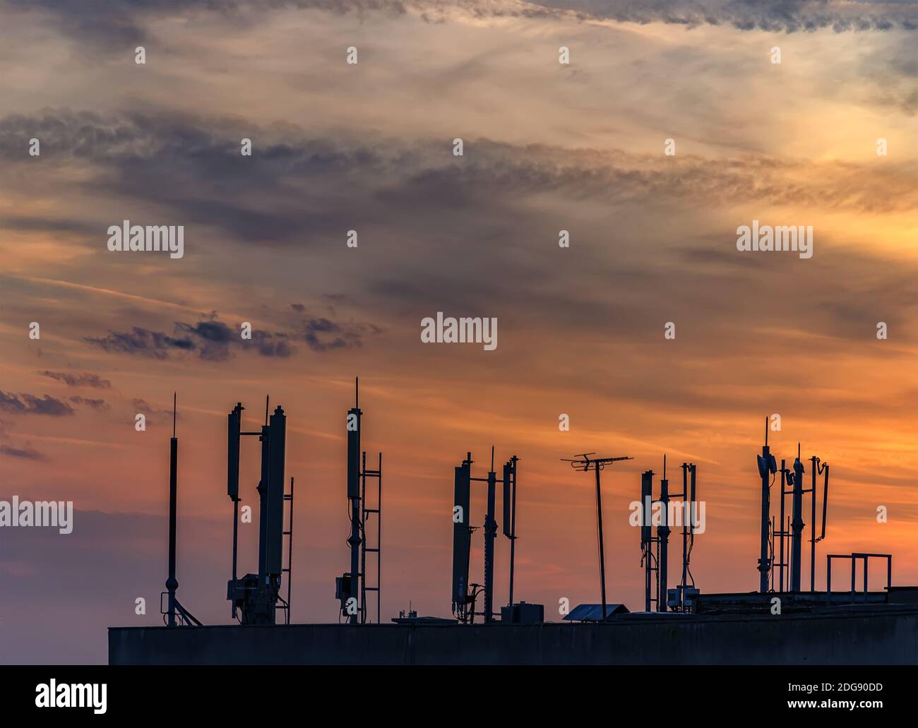 Silhouette delle antenne GSM Foto Stock