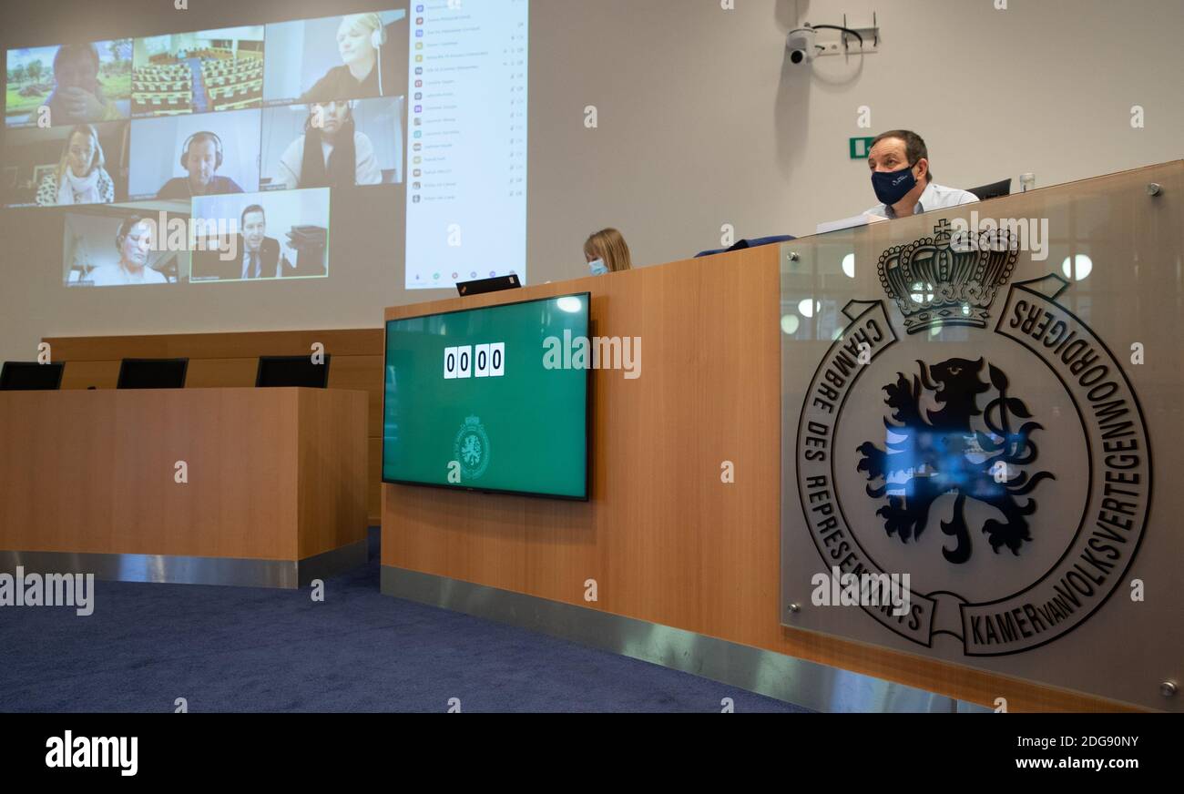 L'immagine mostra uno schermo con lo streaming di una sessione della commissione parlamentare della salute sulla crisi del Covid-19, al fe Foto Stock