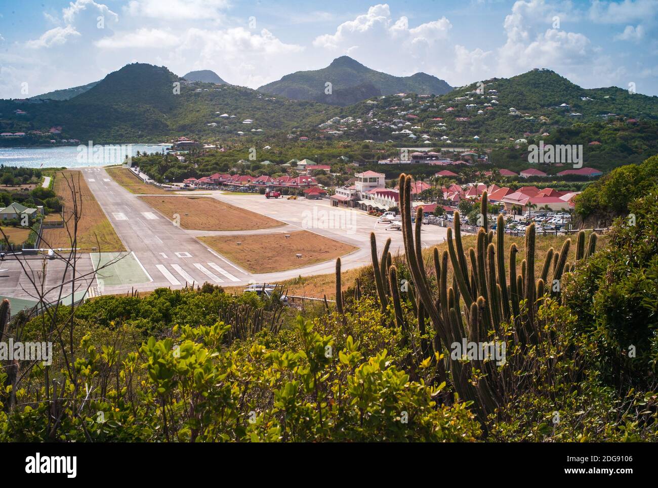 Gustavia, San Barthelemy - Luglio 25 2013: Aeroporto Saint Barths Remy de Haenen, ex Aeroport Gustaf III con pista ed edifici Foto Stock