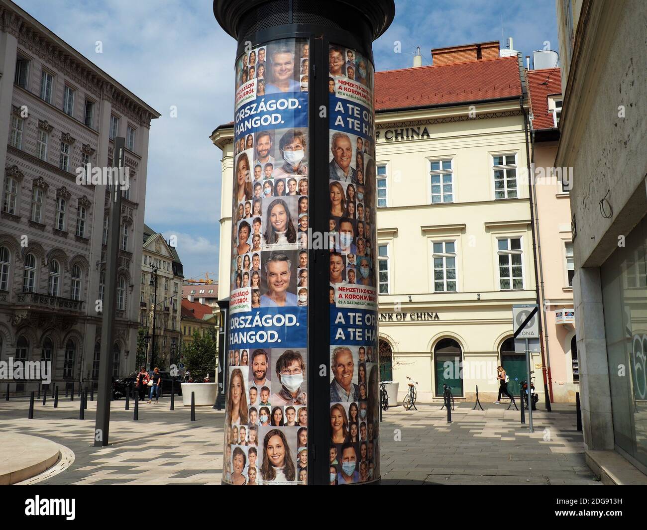 Budapest, Ungheria - 14 agosto 2020: Propaganda del governo ungherese sulla consultazione nazionale del coronavirus su un poster di strada Foto Stock