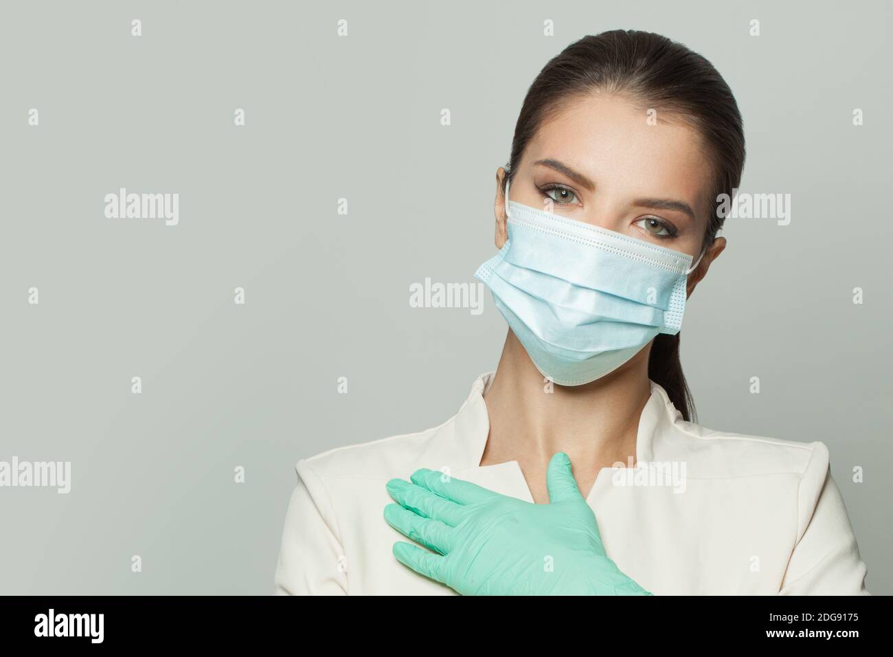 Donna medico amichevole in maschera medica protettiva viso. Concetto di medicina e cosmetologia Foto Stock