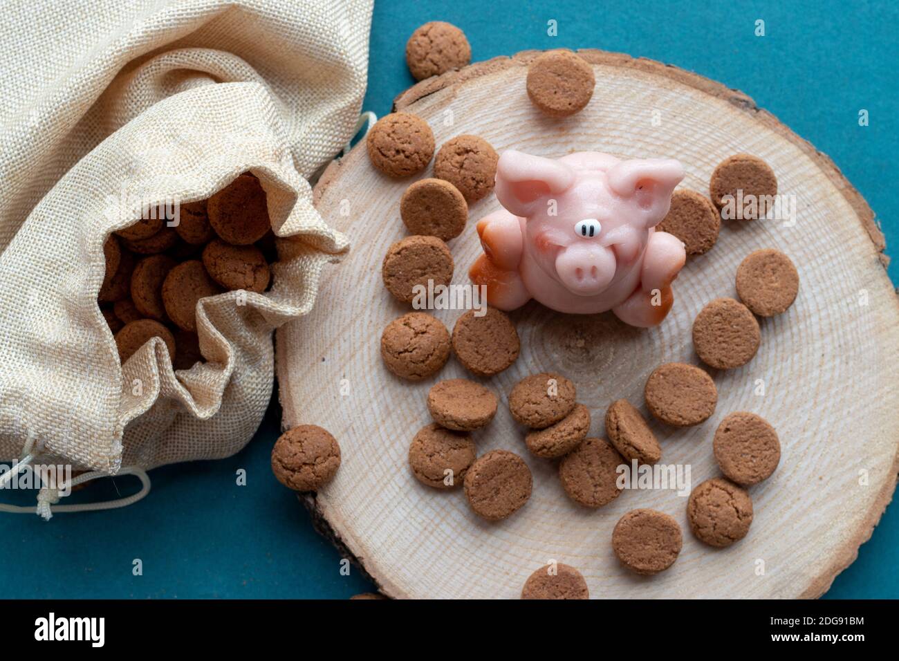 Maiale marzapane rosa con molti biscotti di pepernoten Foto Stock