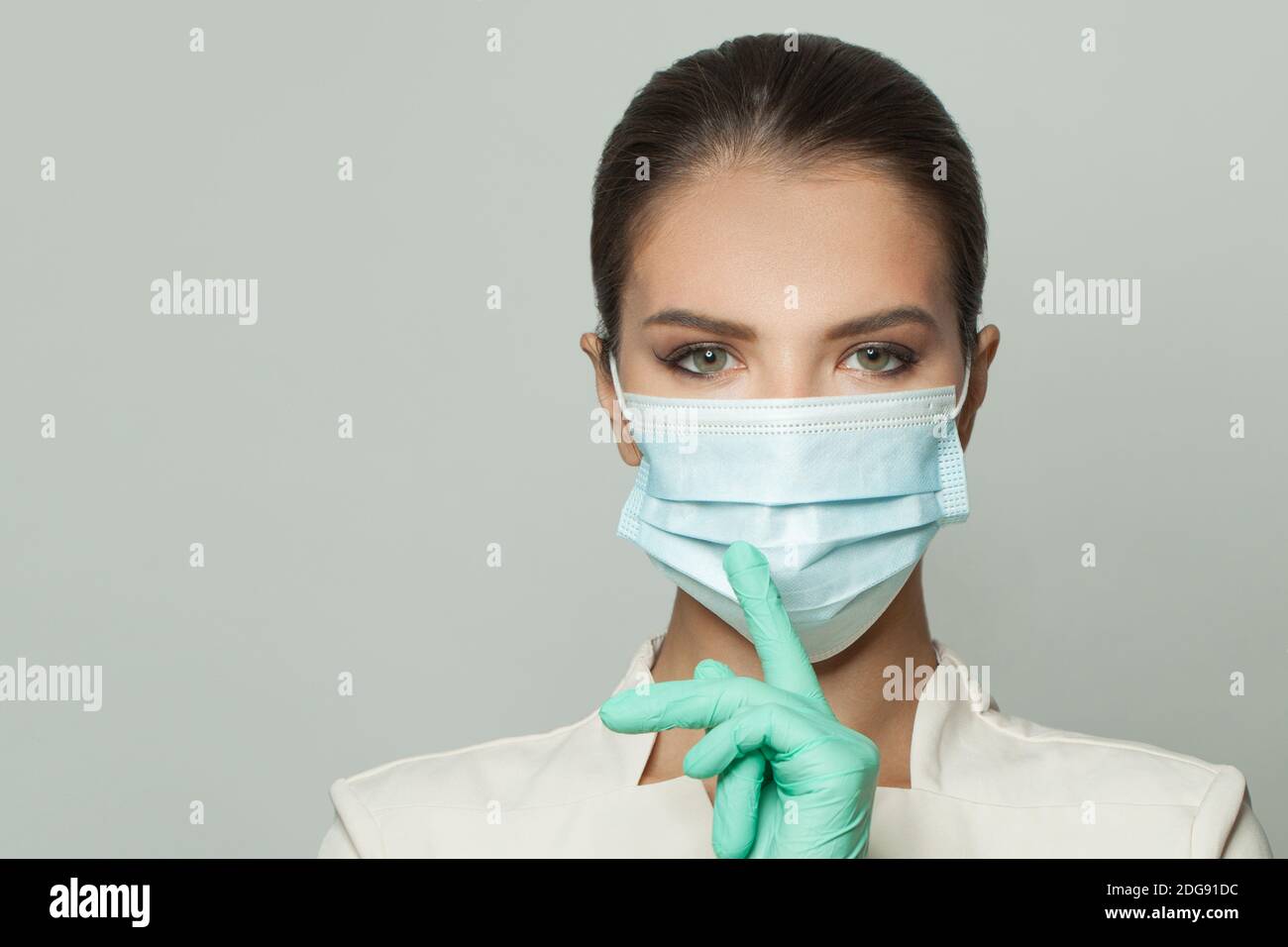 Donna medico indossando maschera medica di protezione ritratto Foto Stock