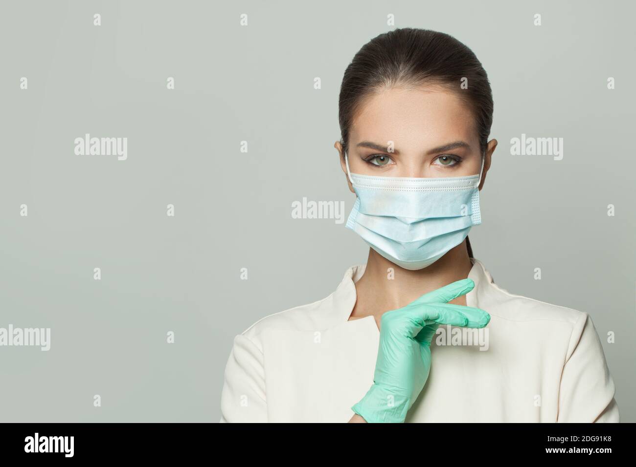 Donna medico intelligente in maschera medica di protezione ritratto Foto Stock
