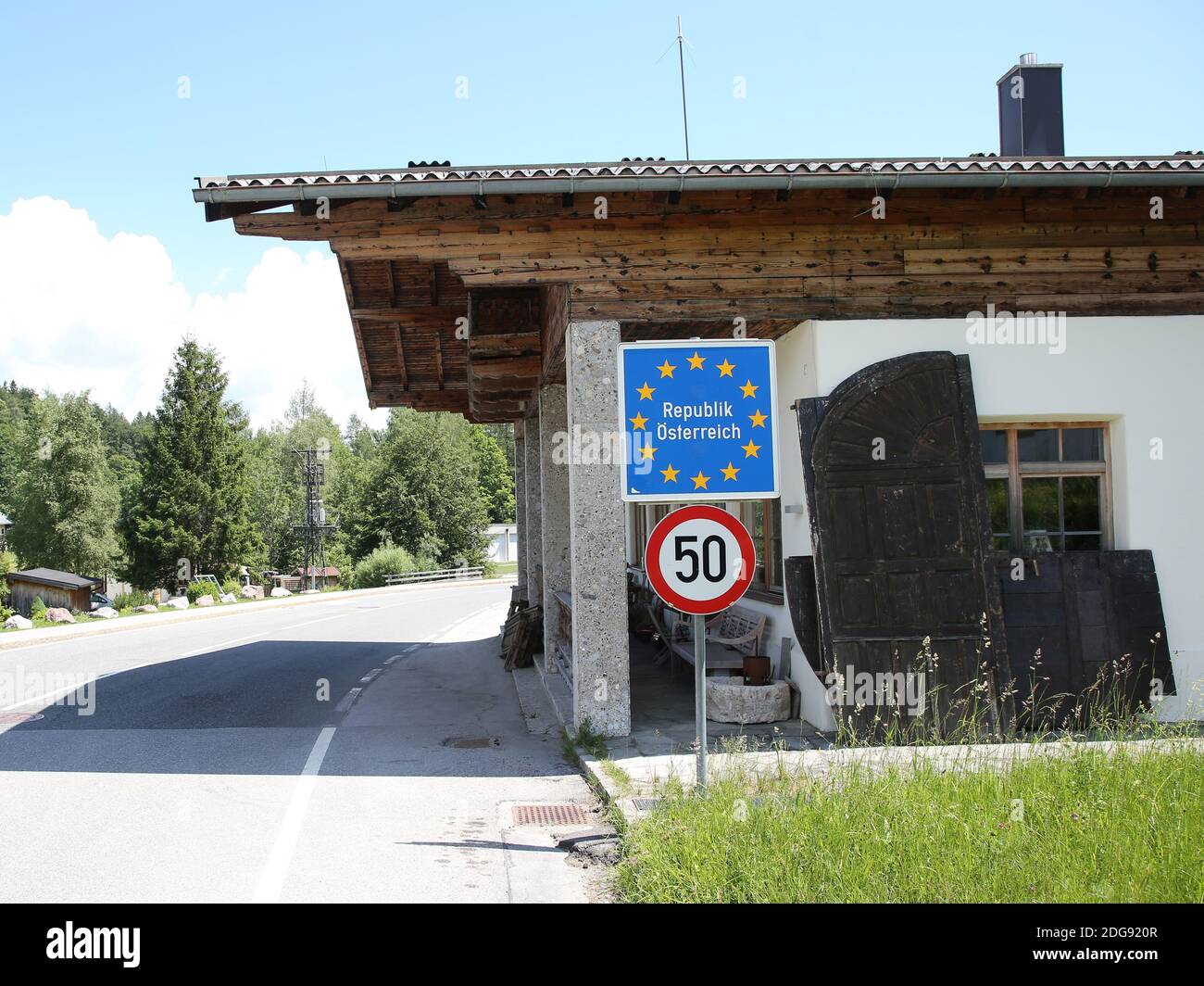 Cartello di frontiera Repubblica d'Austria al valico di frontiera di DÃ¼rrnberg Confine di Stato tra Austria e Germania Foto Stock