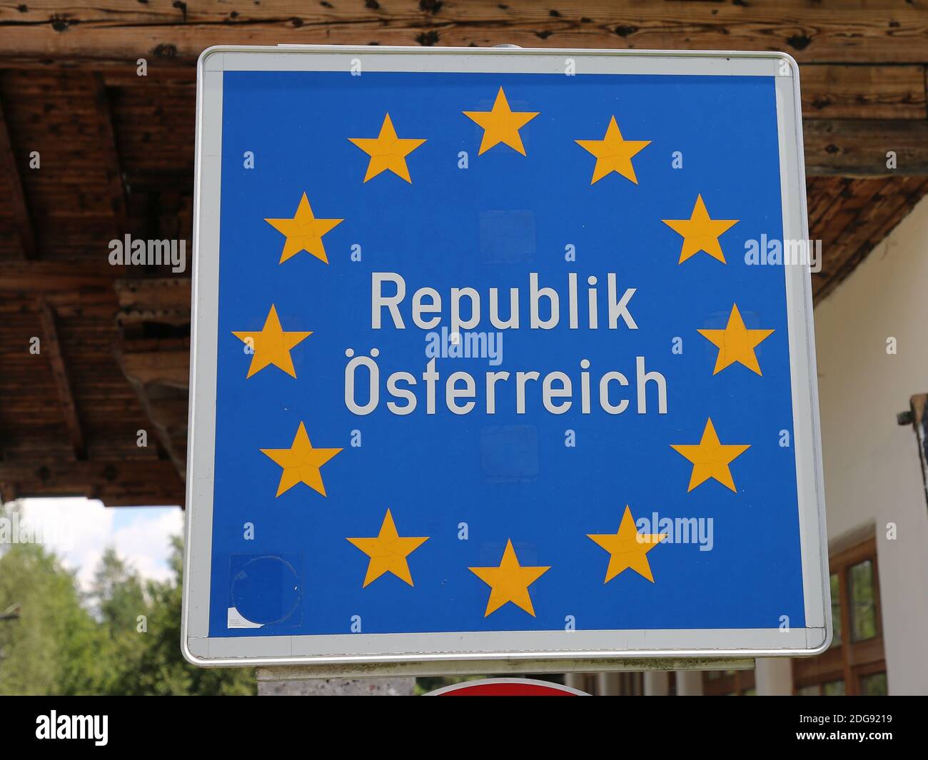 Cartello di frontiera Repubblica d'Austria al valico di frontiera di DÃ¼rrnberg Confine di Stato tra Austria e Germania Foto Stock