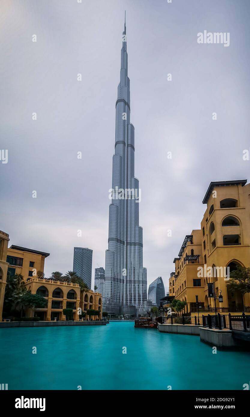 DUBAI, EMIRATI ARABI Uniti - 17 novembre 2018: Vista generale del Burj Khalifa e del centro di Dubai durante una giornata nuvolosa. Foto Stock