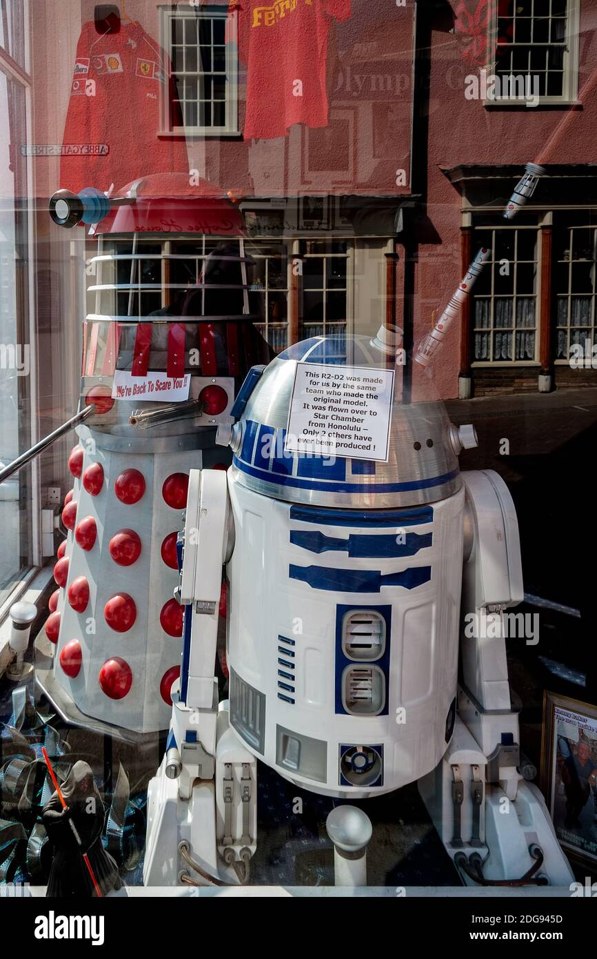 BURY ST EDMUNDS, SUFFOLK/UK - APRILE 24 : R2-D2 e una replica Dalek in mostra in una vetrina a Bury St Edmunds, Suffolk il 24 aprile 2005 Foto Stock