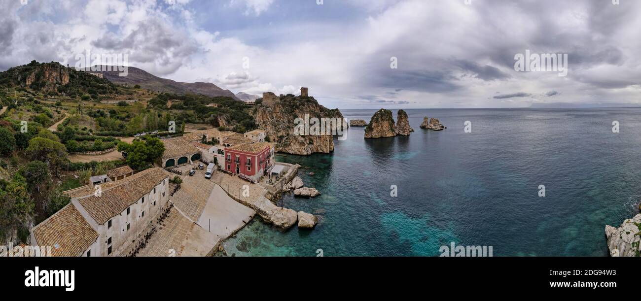 Spiaggia di Scopello in Sicilia in una giornata nuvolosa Ottobre Sicilia paesaggio Foto Stock