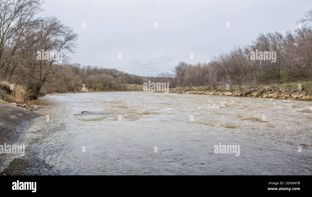 Paesaggio con un fiume tempestoso primavera Foto Stock