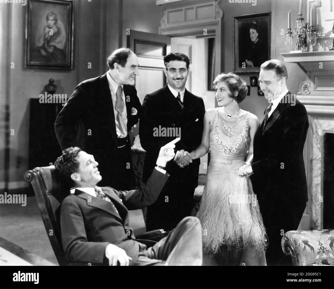 Regista JACK CONWAY (seduto) ERNEST TORRENCE e JOAN CRAWFORD con set visitatori Endurance / Marathon Flyers LOREN W. MENDELL e PETE REINHART su set candid durante le riprese di UNTAMED 1929 regista JACK CONWAY Metro Goldwyn Mayer Foto Stock