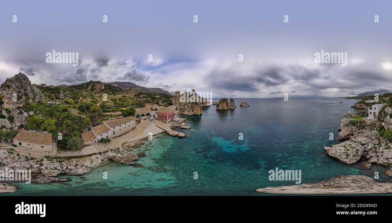 Spiaggia di Scopello in Sicilia in una giornata nuvolosa Ottobre Sicilia paesaggio Foto Stock