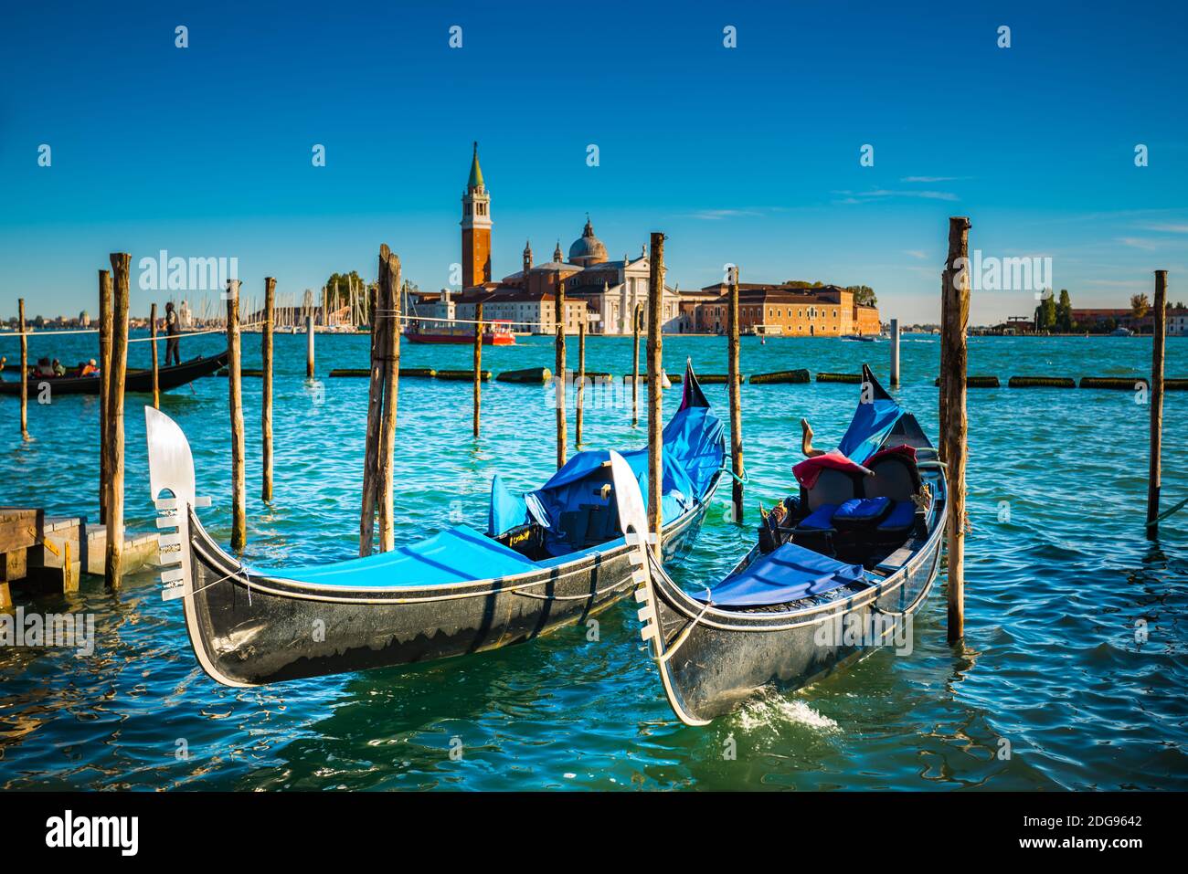 Gondole galleggianti sul Canal Grande con San Giorgio maggiore Chiesa sullo sfondo Foto Stock