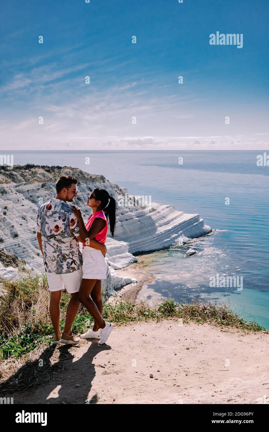 Scala dei Turchi Scala dei Turchi, Sicilia Italia, Scala dei Turchi. Una scogliera rocciosa sulla costa di Realmonte, vicino a Porto Empedocle, Sicilia meridionale, Italia. Europe.p. coppia me e donna in vacanza Sicilia Foto Stock