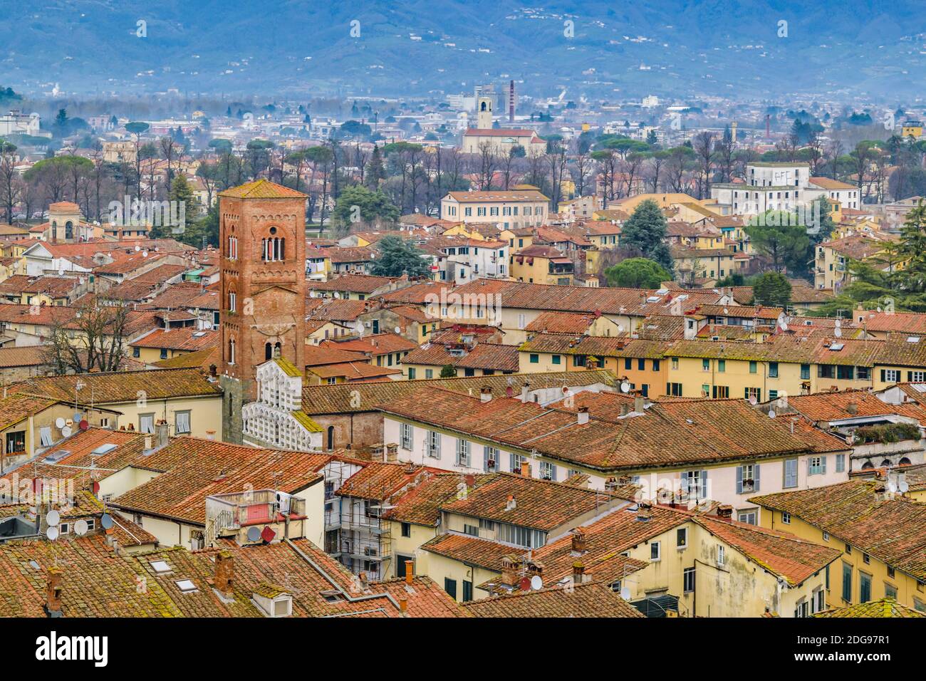 centro-storico-di-lucca-immagini-e-fotografie-stock-ad-alta-risoluzione