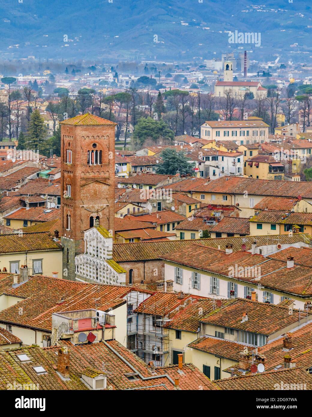 centro-storico-di-lucca-immagini-e-fotografie-stock-ad-alta-risoluzione