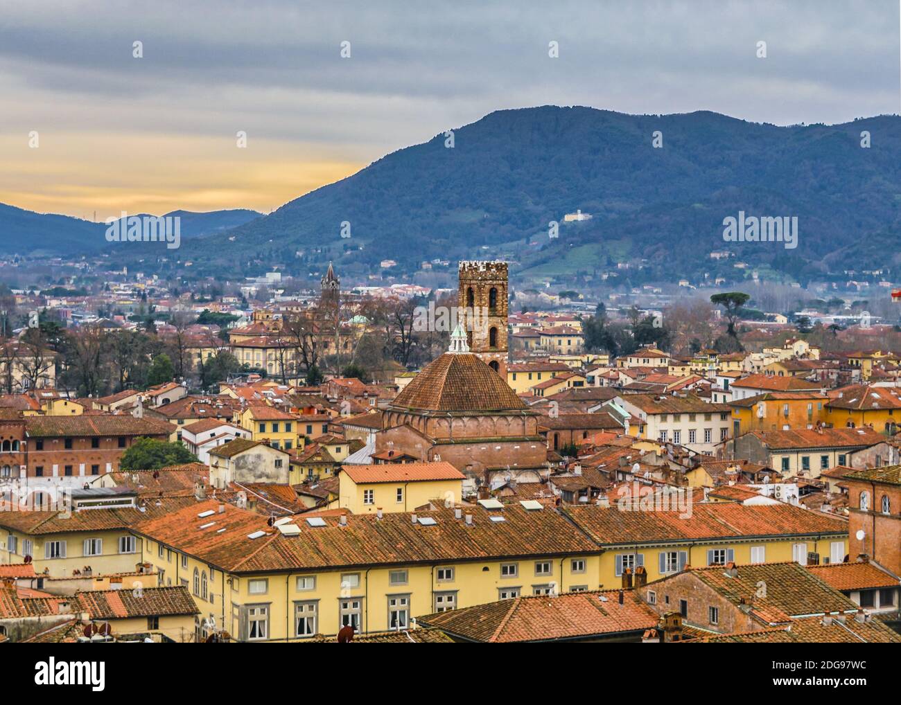 centro-storico-di-lucca-immagini-e-fotografie-stock-ad-alta-risoluzione