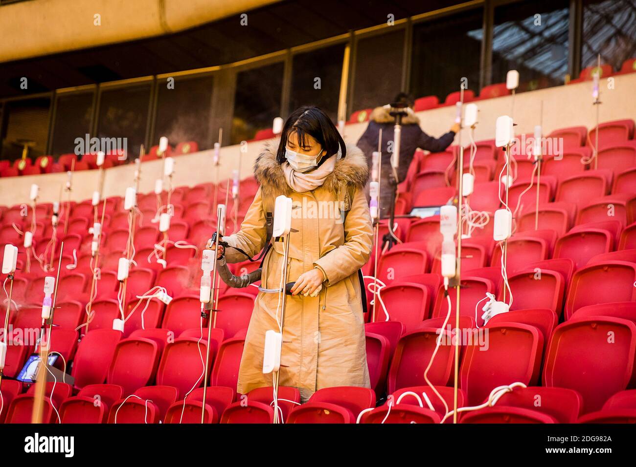 AMSTERDAM, 07-12-2020, Ricerca dell'università tecnica Eindhoven sul movimento di aerosol in una località sportiva nella Johan Cruijff Arena. Onderzoek van de Technische Universiteit Eindhoven moet uitwijzen hoe aerosolen zich verplaatsen op een sportlocatie. Een test in de Johan Cruijff Arena zal in kaart brengen hoeveel risico tifosi lopen om besmet te raken met het coronavirus. Credito: Pro Shots/Alamy Live News Foto Stock