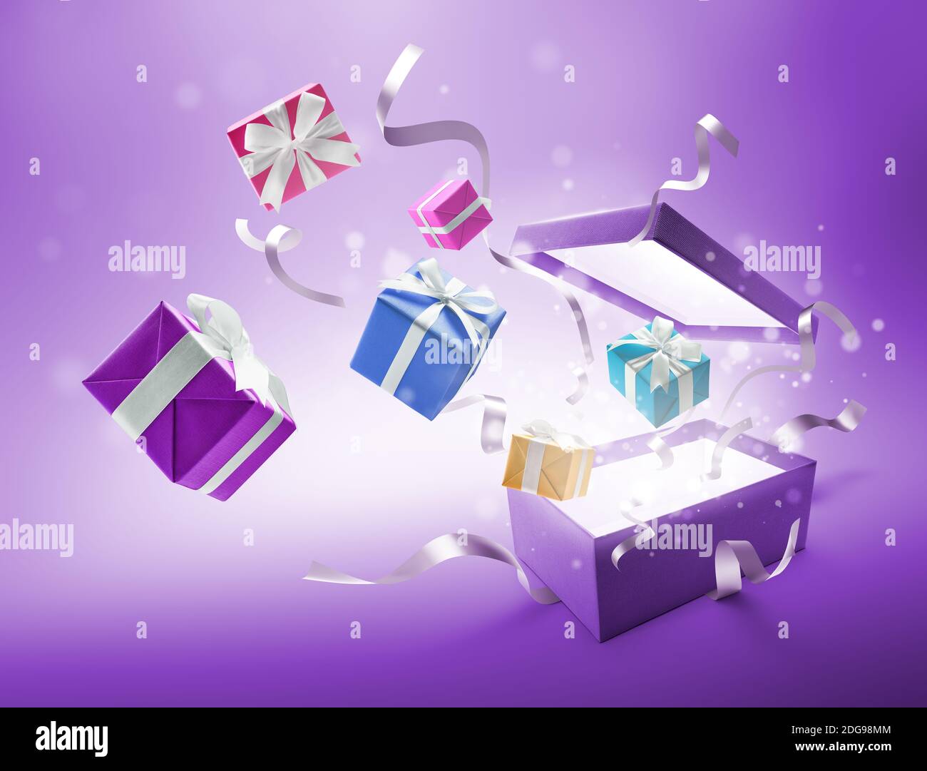 Nastri e regali che si sprigionano da un regalo aperto di colore viola scatola Foto Stock