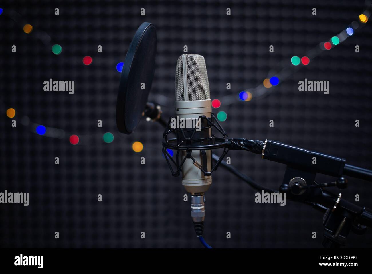 Microfono vocale con supporto antiurto e filtro pop su treppiede professionale in studio vocale di registrazione audio. Concetto di utilizzo del microfono di registrazione per Foto Stock