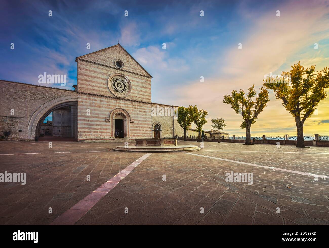 Assisi, Basilica di Santa Chiara al tramonto. Perugia, Umbria, Italia, Europa. Foto Stock
