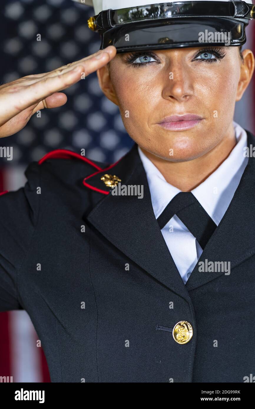 Una marina femminile degli Stati Uniti che posa in un'uniforme militare Foto Stock