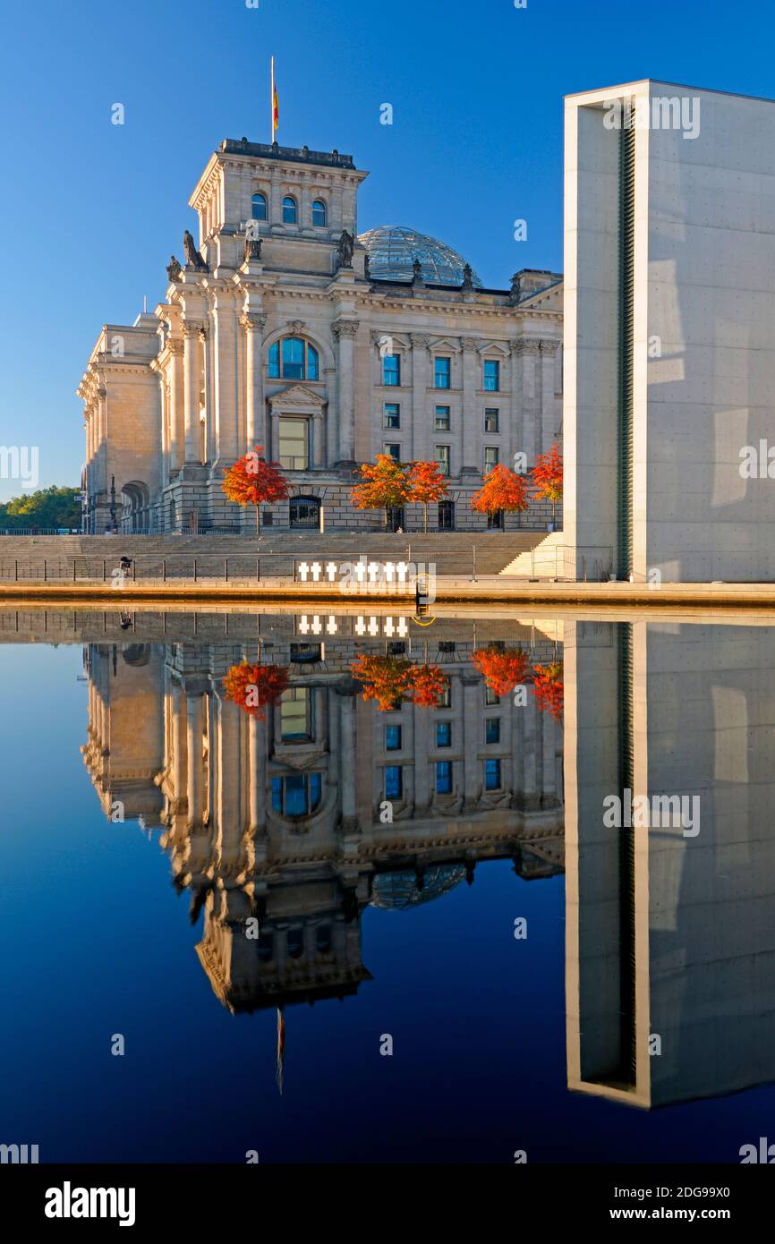 Reichstag und Paul-Löbe-Haus spiegeln sich im Herbst bei Sonnenaufgang in der Spree, Berlin, Deutschland, Europa, öffentlicher Grund Foto Stock