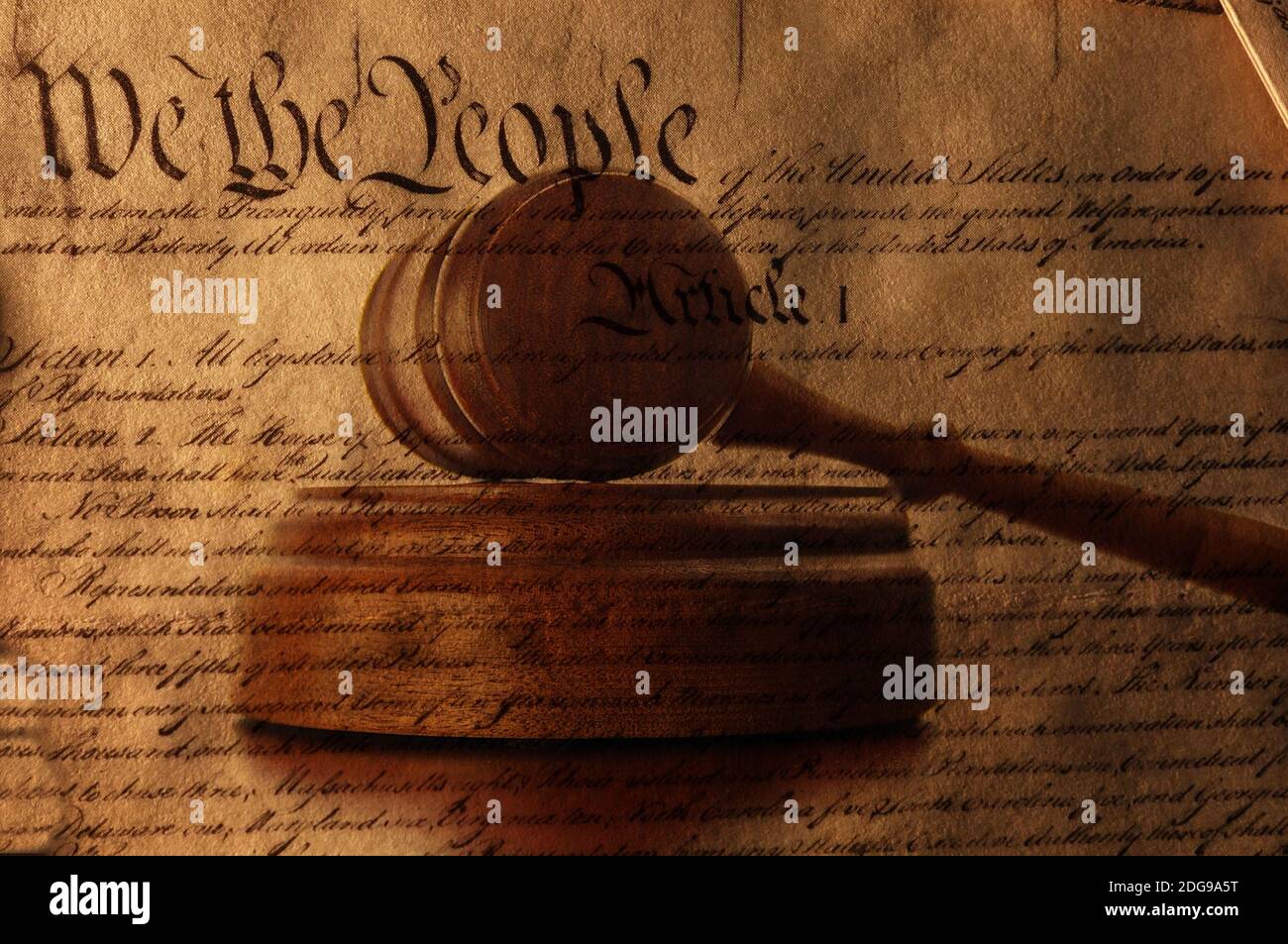 Costituzione su una gavel di corte Foto Stock Costituzione su una gavel di corte Foto Stock