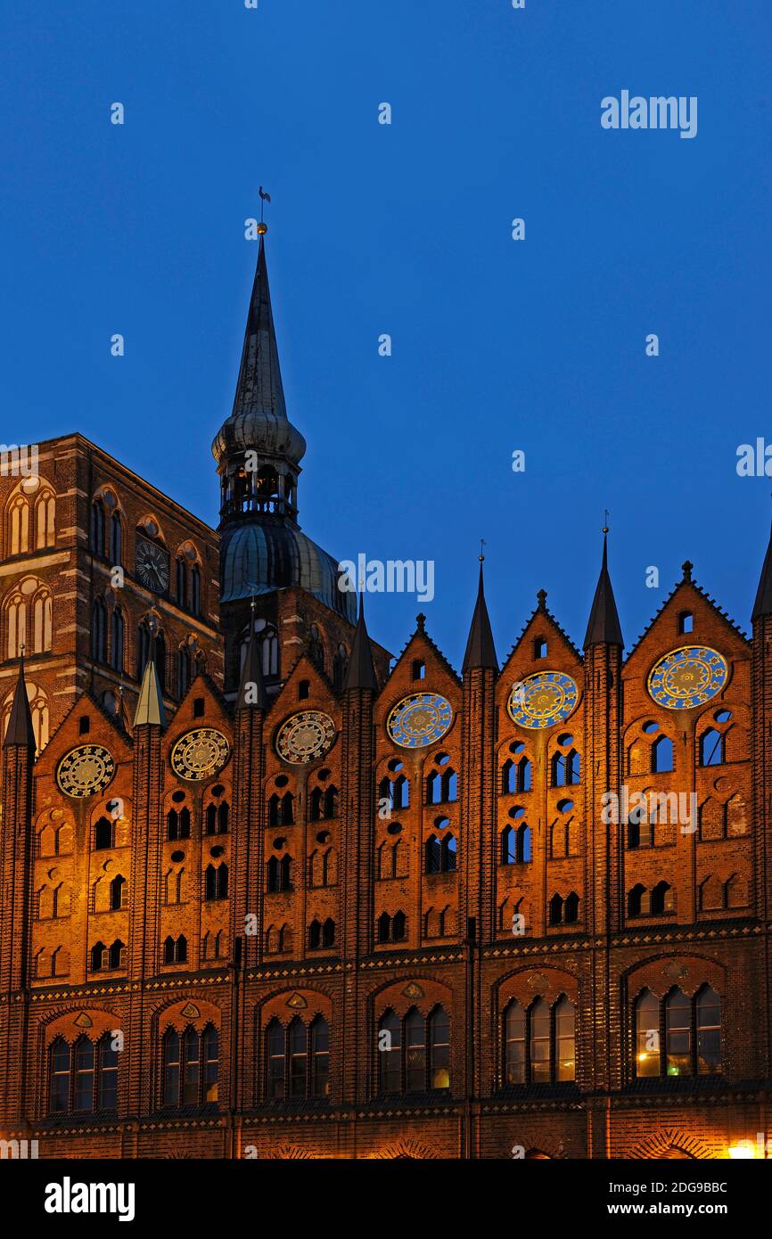 Fassade des Rathaus Stralsund und der Nikolaikirche am Abend, Altstadt, ALTER Markt, Unesco Weltkulturbe, Meclemburgo-Pomerania anteriore, Germania, Euro Foto Stock