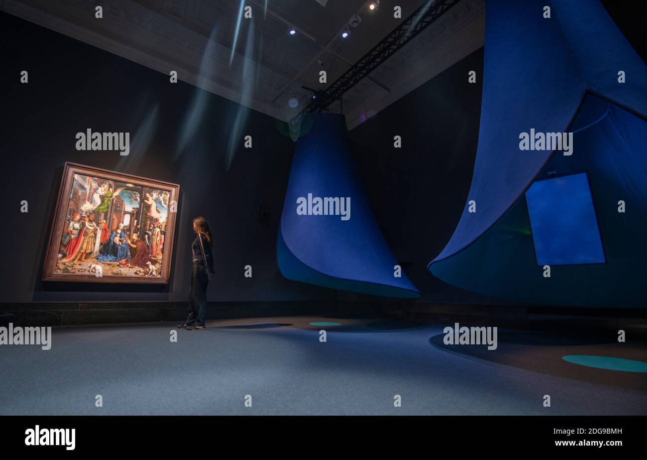 The National Gallery, Londra, Regno Unito. 8 dicembre 2020. Rilevamento del non visto: Step into Gossaert‘s ‘Adorazione’ è una mostra interattiva che esplora Jan Gossaert‘s ‘l’Adorazione dei Re’ (1510-1515), e che si tiene dal 9 dicembre 2020-28 febbraio 2021 utilizzando immagini digitali ad alta risoluzione e un’interazione basata sui gesti per consentire al visitatore di esplorare l’opera, l’originale che si trova nella stessa stanza. Il personale della National Gallery mostra la mostra, aperta a gruppi di 3 visitatori, a ciascun gruppo viene assegnata una slot di 15 minuti per visualizzare l'evento interattivo. Credit: Malcolm Park/Alamy Live News. Foto Stock