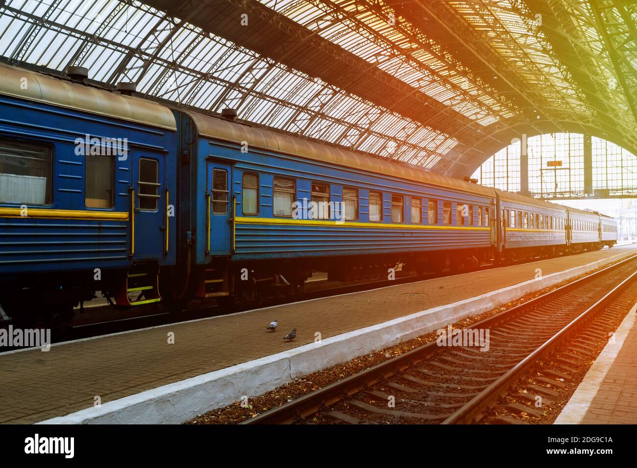 I treni si fermano alla stazione all'alba di Leopoli Central Stazione Foto Stock